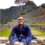 Laureato in scienze turistiche con tesi in storia moderna, offre lezioni